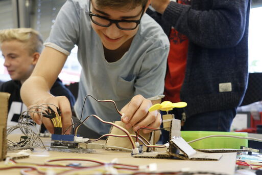 Bild vergrößern: kreatives Tüffteln bei Hackdays