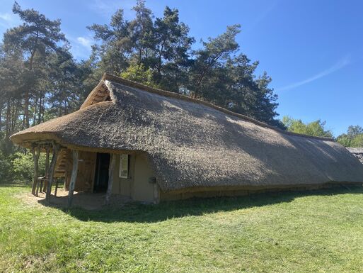 Bild vergrößern: Steinzeitdorf Randau_Linienbandkeramikhaus