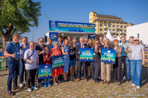 Bild vergrößern: Lange Nacht der Wissenschaft 2025 _Gruppenbild zur Eröffnung