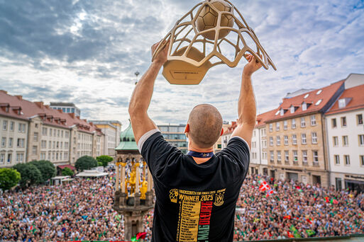 Kapitän des SC Magdeburg Christian O'Sullivan mit DEM (!) Pokal!