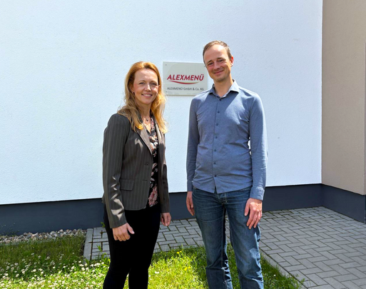 Bild vergrößern: Wirtschaftsbeigeordnete Sandra Yvonne Stieger im Gespräch mit ALEXMENÜ Geschäftsführer Adrian Krotki