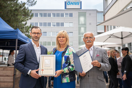Bild vergrößern: Oberbürgermeisterin Simone Borris verleiht silberne Stadtplakette an ÖHMI-AG