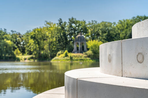 Frisch sanierte historische Treppe am Magdeburger Adolf-Mittag-See