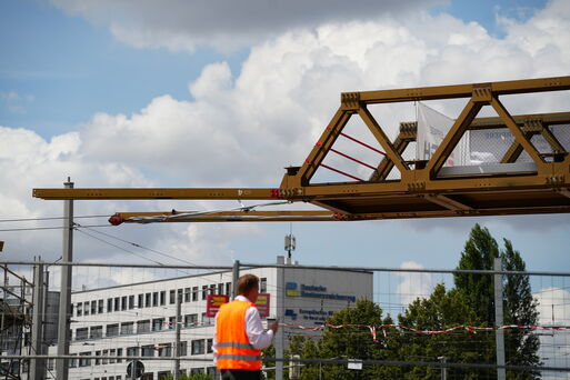 Bild vergrößern: Einschub der ersten Behelfsbrücke am Damaschkaplatz in Richtung Süden