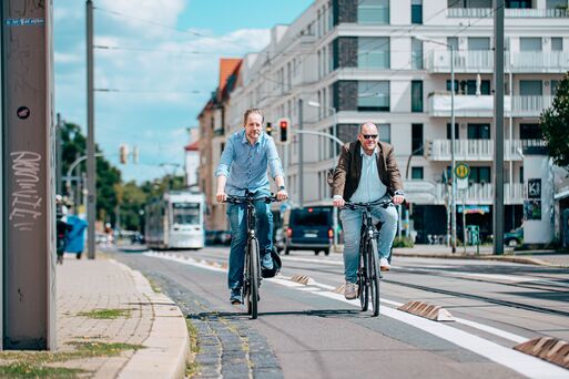 Bild vergrößern: AcceleRAD-Projekt: Umsetzung geschützter Radstreifen auf Großer Diesdorfer Str. gestartet