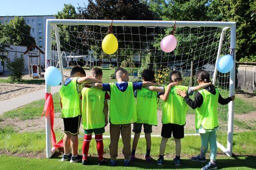 Kita Moosmutzel: Eröffnung des neuen Fußballfeldes