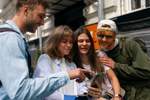 Bild vergrößern: Junge Menschengruppe Stadttour Smartphone