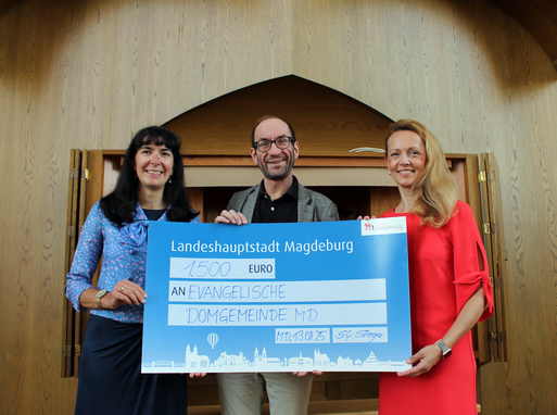 Bild vergrößern: Symbolisce Scheckübergabe für Orgelpunkt 2025