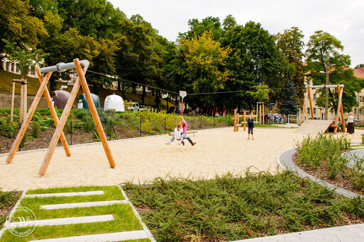 Seilbahn mit Rampe und spielenden Kindern