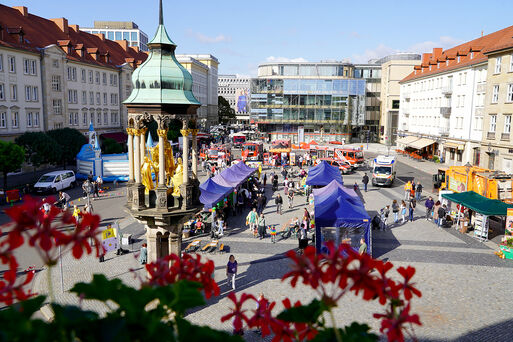 Alter Markt Magdeburg mit Besuchenden zum Rathausfest