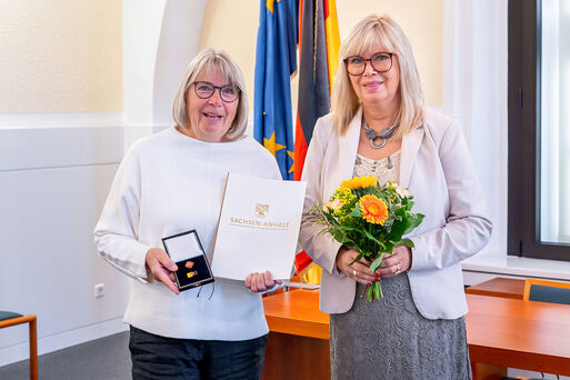 Magdeburgs Oberbürgermeisterin Simone Borris und Ehrennadelträgerin Ingrid Mende