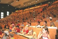 gefüllter Hörsaal zur Kinderuni an der Uni Magdeburg